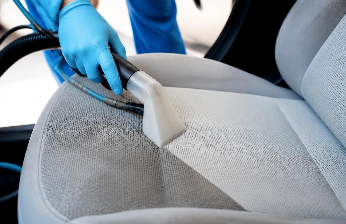 Lavaggio professionale della tappezzeria di un'auto